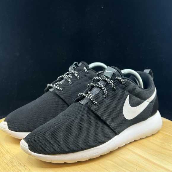 Nike Womens Roshe One 844994-002 Black Running Shoes Sneakers Size 8.5 - Picture 9 of 9